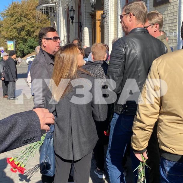 Данилец и Моисеенко на прощании с Ниной Матвиенко / © t.me/muzvar_ua