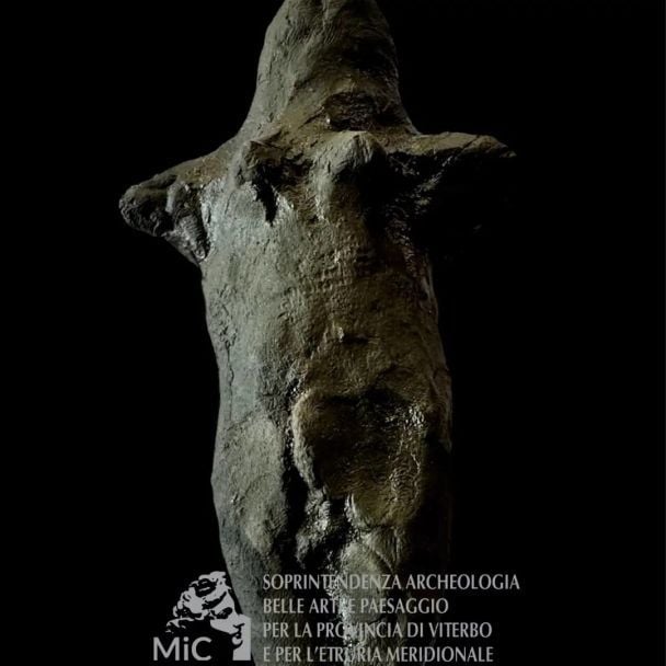 Археологи нашли фигурку под водой в итальянском озере Больсена Фото: SoprArcheologia