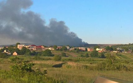 Біля Львова потужно палає Грибовицьке сміттєзвалище – в небо піднімуть пожежну авіацію