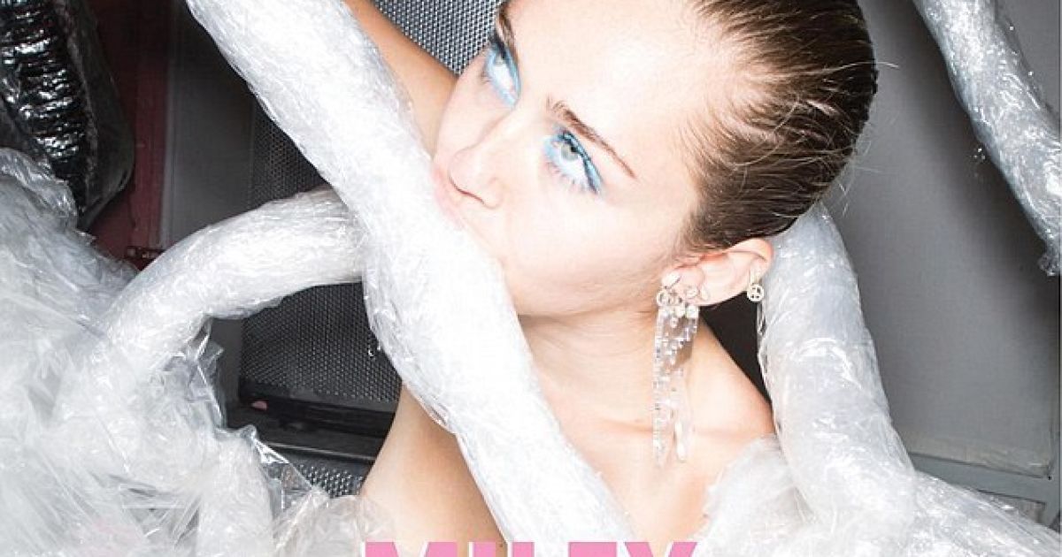 Сайрус знялася у новому відвертому фотосеті