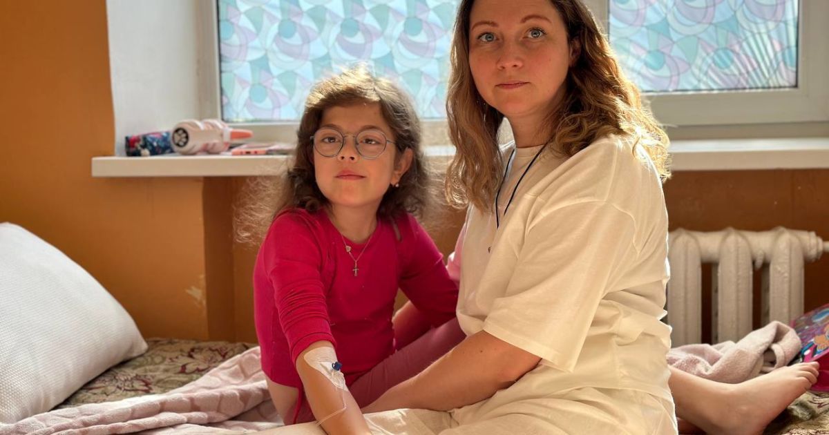 В Охматдиті почали лікувати від рідкісної хвороби дівчинку Аліну