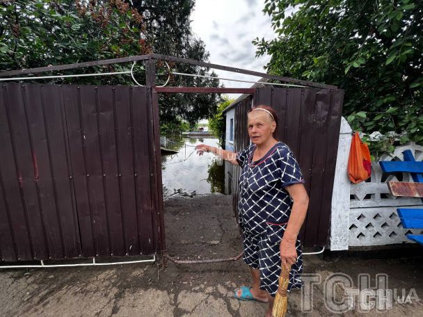 Будинок пані Валентини затопило, але виїжджати жінка не хоче / © ТСН.ua