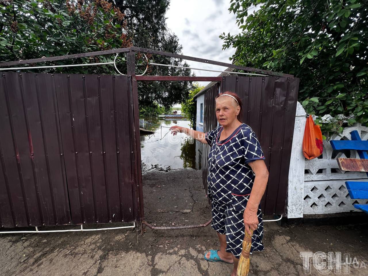 Будинок пані Валентини затопило, але виїжджати жінка не хоче / © ТСН.ua
