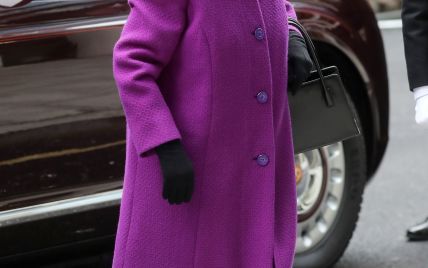 В фіолетовому пальті та капелюсі з пумпонами: яскрава королева Єлизавета II на заході в Лондоні