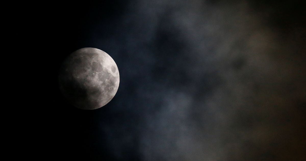 Reuters показав видовищні фото унікального Супермісяця
