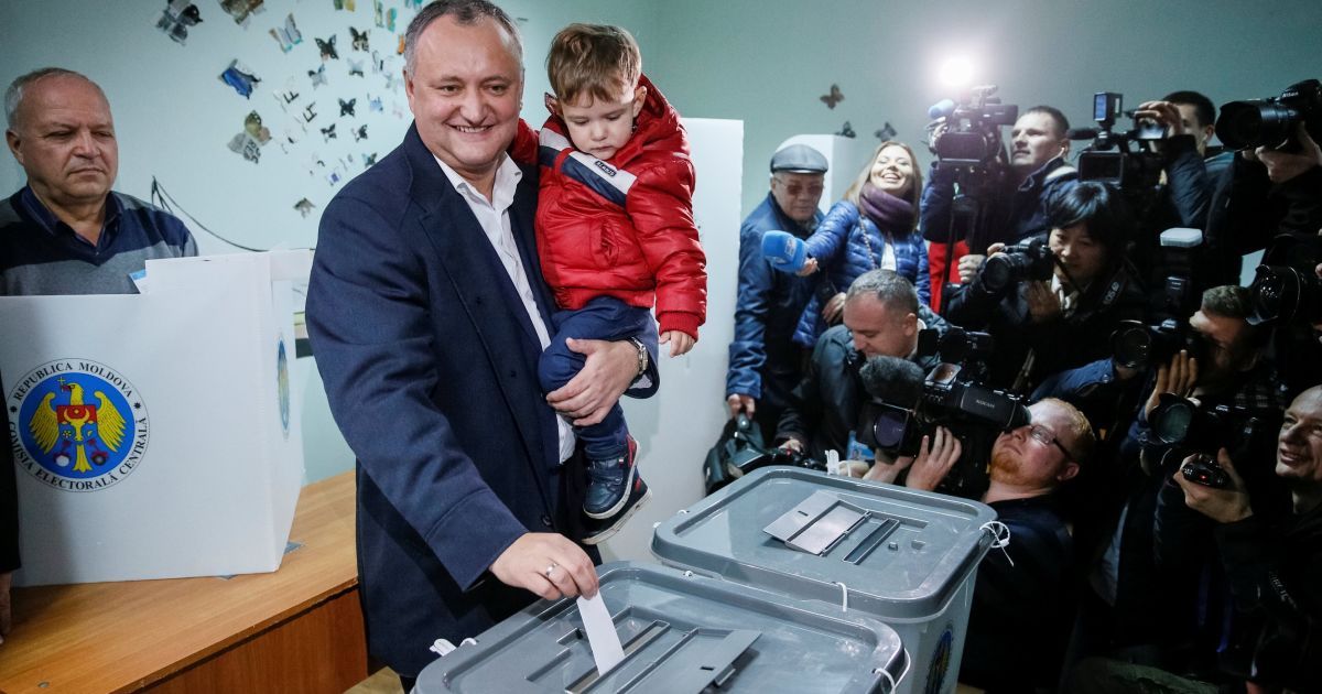 Вибори у Молдові: Путін привітав Додона з перемогою та запросив до Москви