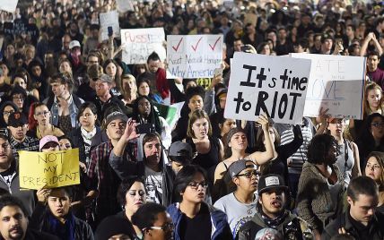 В США десятки тысяч людей продолжают протестовать из-за победы Трампа