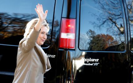 Клинтон побеждает в шести "колеблющихся" штатах - СМИ