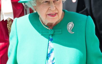 Еще один эффектный образ: королева Елизавета II сходила на службу