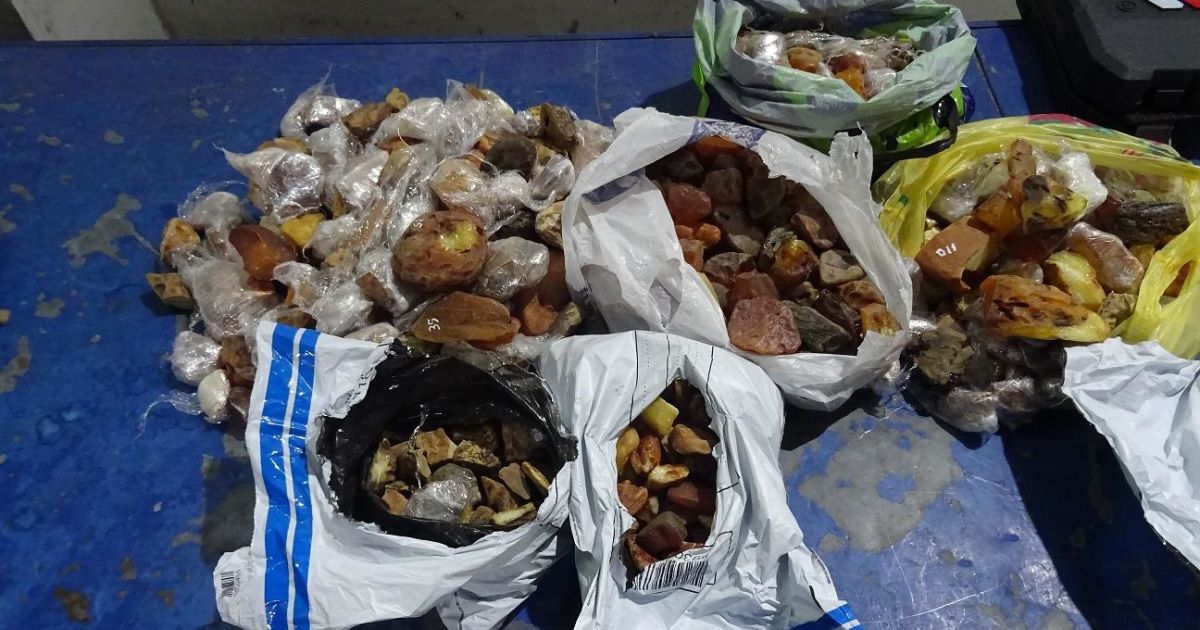 На кордоні з Польщею затримали чоловіка, який намагався перевезти 25 кілограмів бурштину