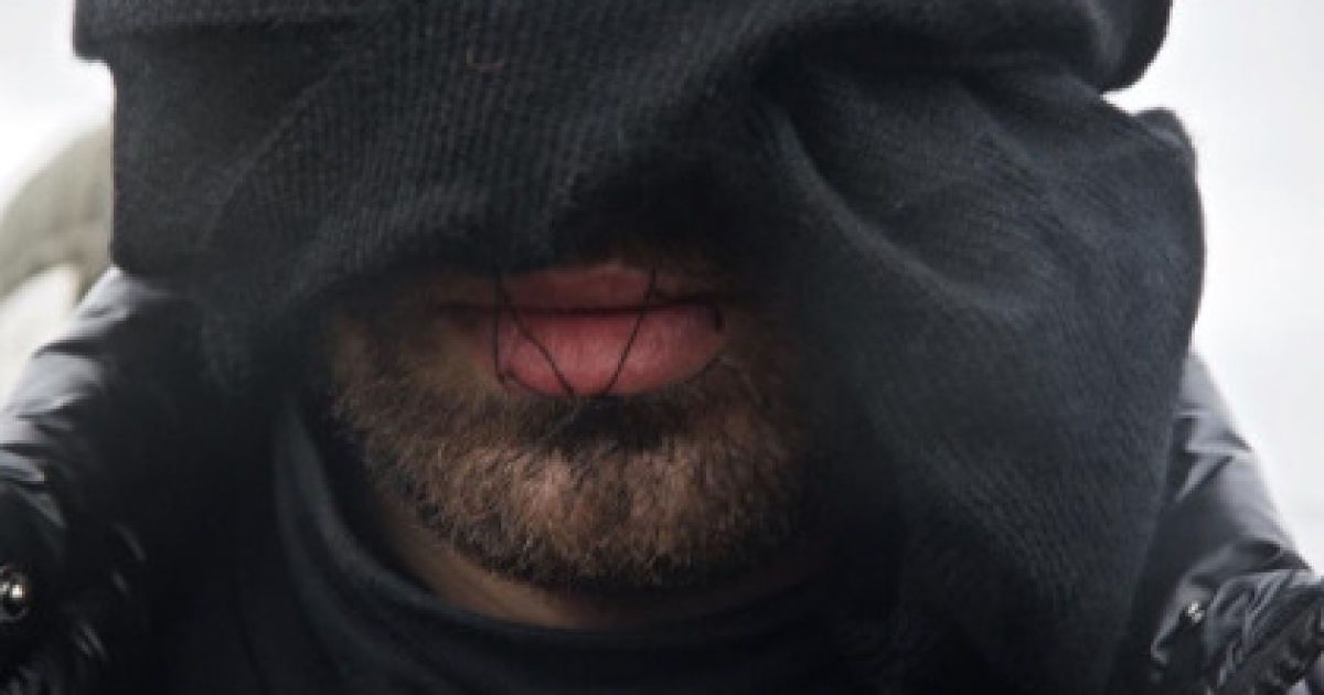 Во Франции мигранты зашили себе рты в знак протеста против сноса "джунглей" в Кале