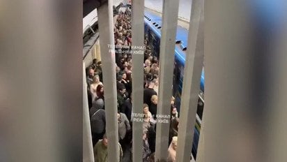 Шалені натовпи в метро Києва: пасажири штурмують вагони