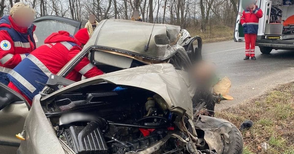 На Київщині Lanos хотів обігнати авто та зіткнувся з вантажівкою: водій загинув на місці (фото)