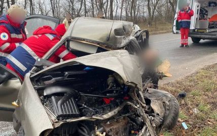 В Киевской области Lanos хотел обогнать авто и столкнулся с грузовиком: водитель погиб на месте (фото)