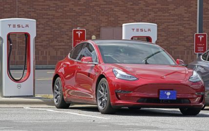 Tesla поставила партію електрокарів без чипа автопілота