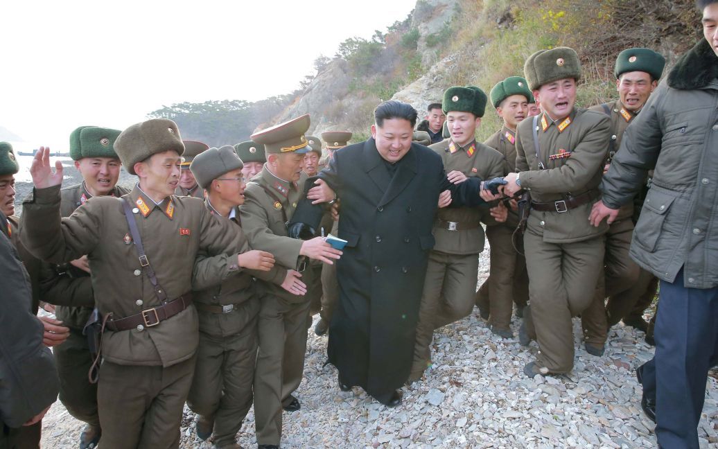 Північнокорейський лідер Кім Чен Ин інспектує загін оборони. / © Reuters