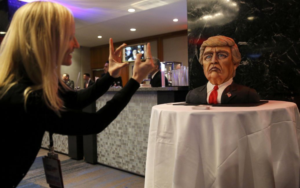 Прихильниця Дональда Трампа робить фото торта у формі кандидата-республіканця, який виграв вибори президента США. / © Reuters