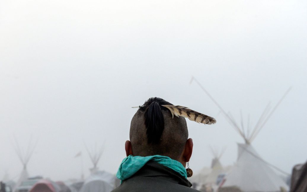 Человек из племени Мускоги во время акции протеста против строительства трубопровода "Dakota" рядом с индейской резервацией Standing Rock в Северной Дакоте, США. / © Reuters