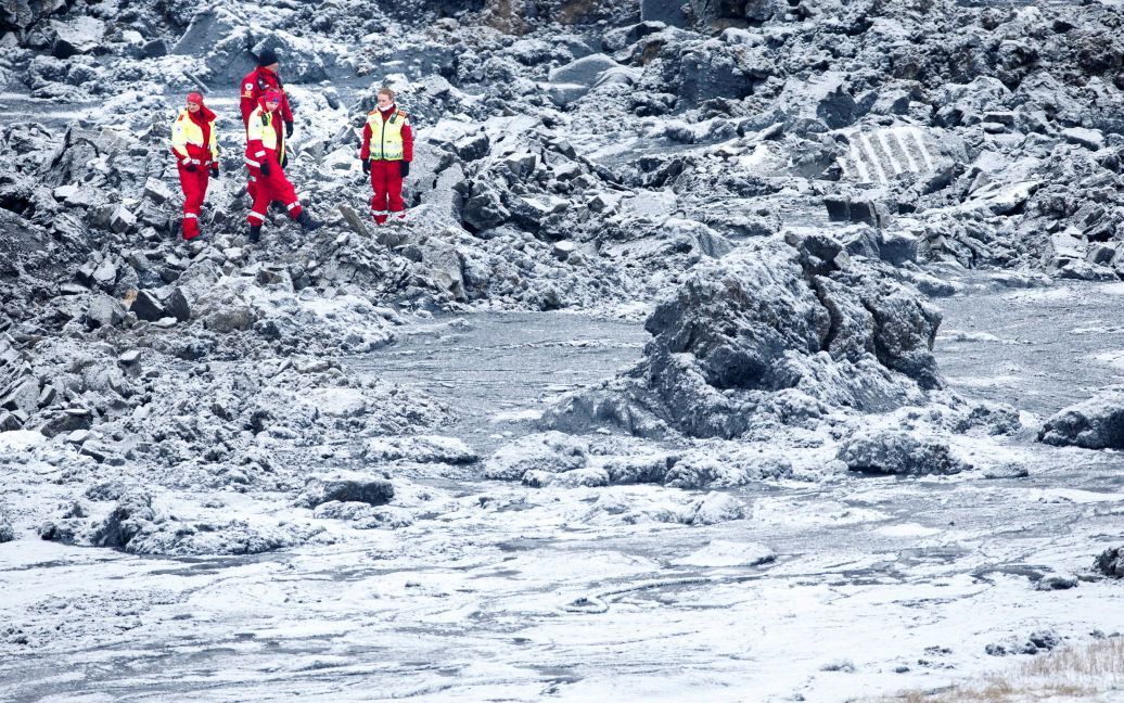 Спасатели работают на месте обрушения в Сорум, к северу от Осло, Норвегия. / © Reuters