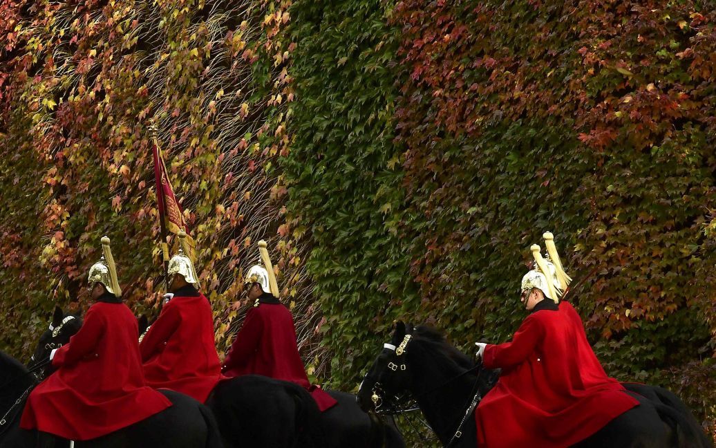 Члени кінної кавалерії проїжджають повз осіннє листя в центральній частині Лондона, Великобританія. / © Reuters