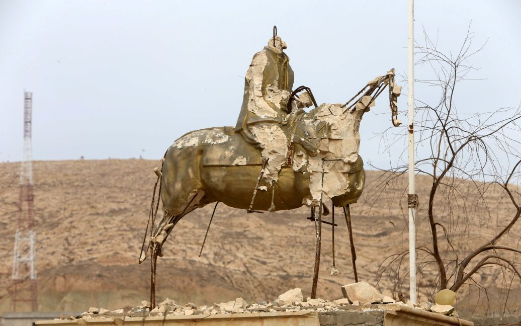 Статуя, знищена бойовиками &ldquo;Ісламської держави&rdquo; у місті Башіга, звільненому від терористів,  на схід від Мосула, Ірак. / © Reuters