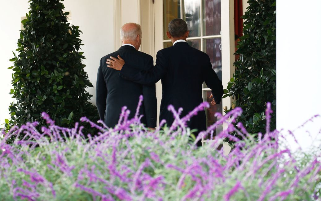 Президент США Барак Обама і віце-президент Джо Байден йдуть до Овального кабінету після промови Обами щодо результатів виборів, які виграв Дональд Трамп. / © Reuters