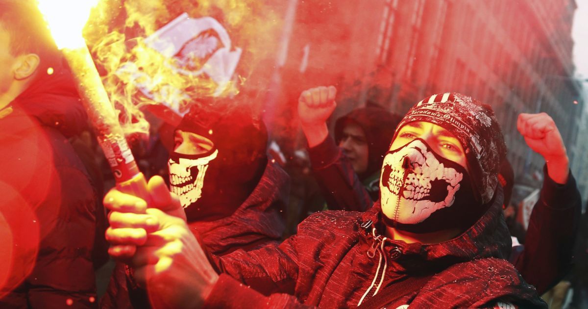 Польские националисты избили радикалов, которые сожгли украинский флаг