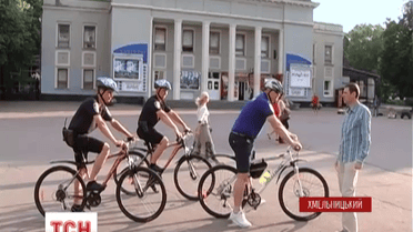 Первый велосипедный патруль выехал на службу в одном из центральных парков Хмельницкого
