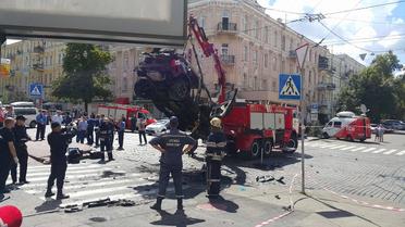 Машину Павла Шеремета евакуюють_4 / © Фото Івана Гребенюка/ТСН