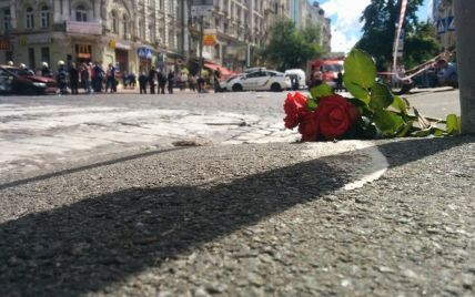 Убивство Павла Шеремета: небайдужі несуть квіти до місця трагедії