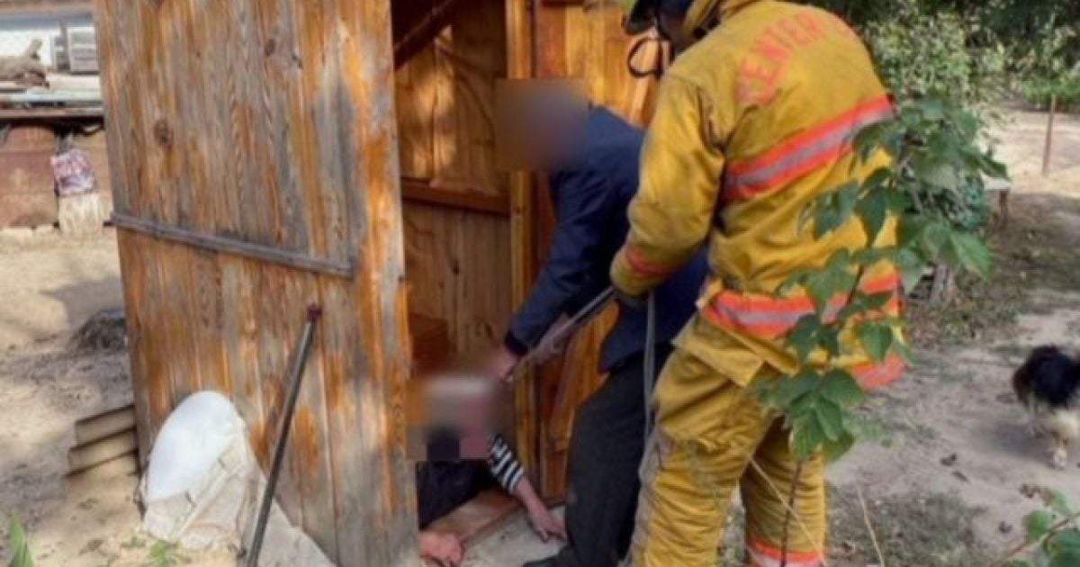 У Мелітополі жінка провалилася в туалет, довелось витягувати мотузками: фото