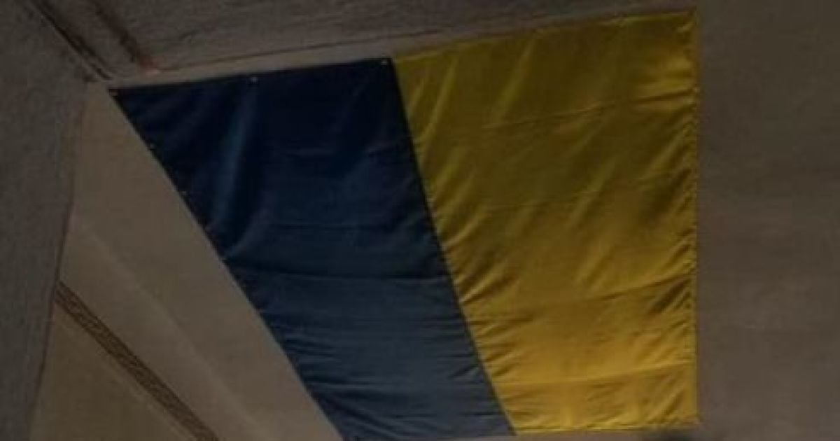 У Миколаївській області національним прапором залатали дірку на стелі: користувачі соцмережі шоковані