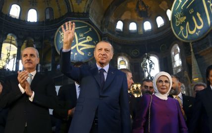 Собор Святой Софии теперь официально мечеть: Эрдоган подписал указ