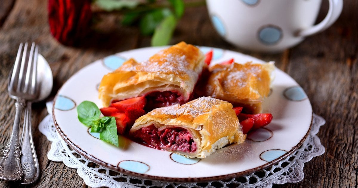 Штрудель із полуницею із листкового тіста