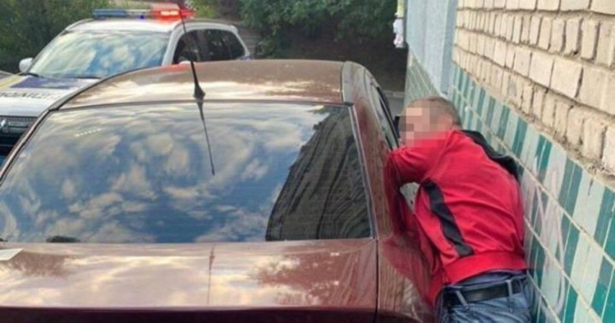 У Києві злодій застряг у розбитому вікні автівки