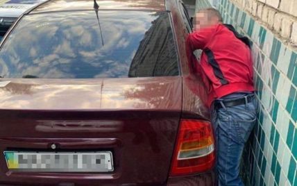 В Киеве вор застрял в разбитом окне машины