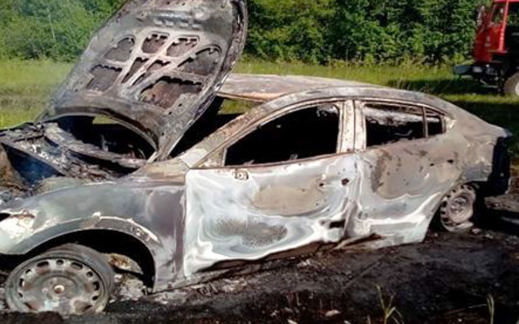 Спалена автівка родини / © Поліція Чернігівської області