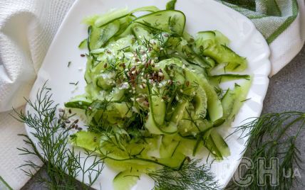 Гострий хрумкий салат із огірків із кунжутом: рецепт ефектної літньої закуски