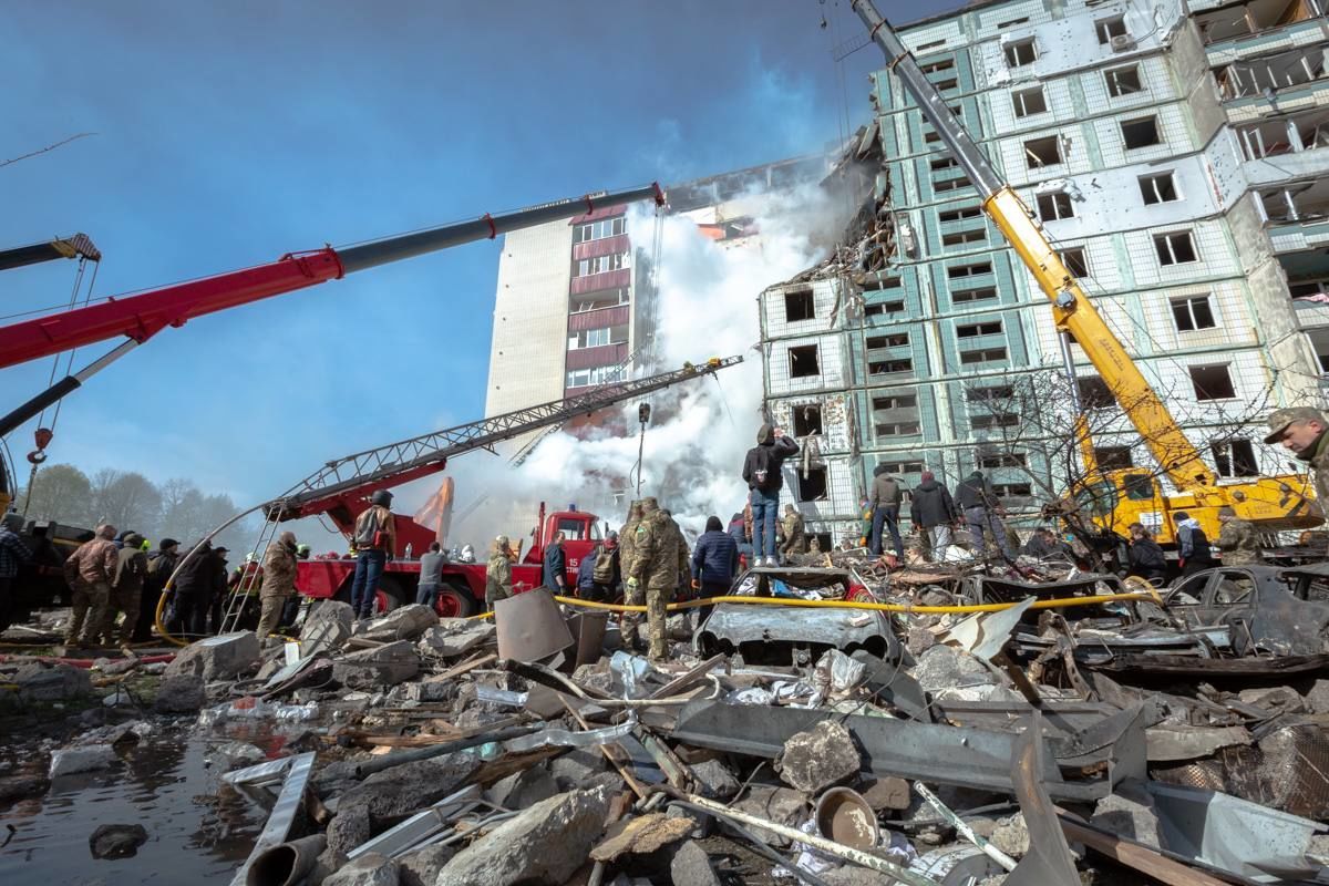 Рятувальні роботи на місці влучання ракети в Умані тривають. / © Facebook/Володимир Зеленський