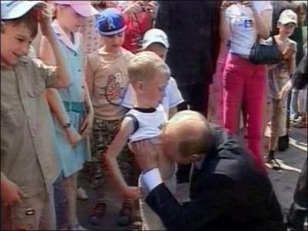 2006 року на зустрічі з дітьми Путін неочікувано поцілував хлопика у живіт / © скриншот з відео