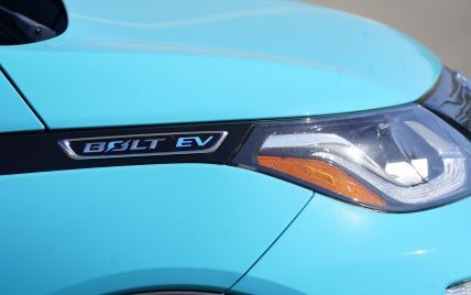 Chevrolet "засвітив" оновлену версію електрокара Bolt