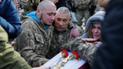 На Майдане на коленях провели в последний путь погибших айдаровцев Сергея Кочетова и Николая Саюка