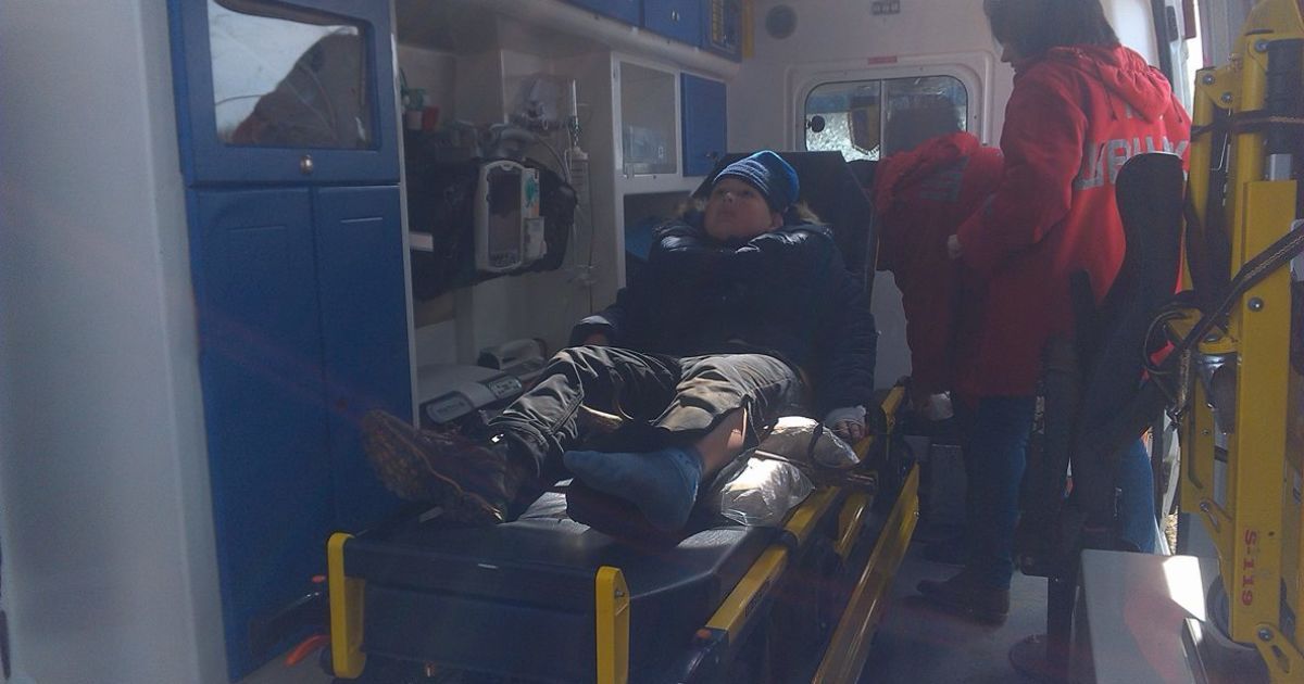 На Рівненщині школяр застряг на паркані, проштрикнувши ногу арматурою
