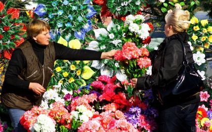 Экологи призывают не покупать пластиковые цветы для могил. Советуют использовать хвою и сухоцветы