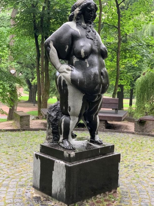 Пошкоджена скульптура "Впевнена" у Львові / Фото з Facebook-сторінки Павла Гудімова