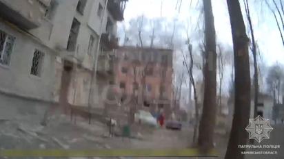 Полиция показала кадры спасения людей после удара по Харькову