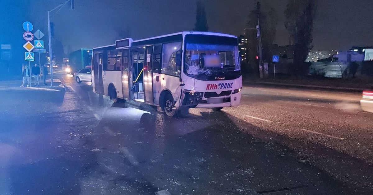 У Вишневому водій на Renault влетів у маршрутку і загинув