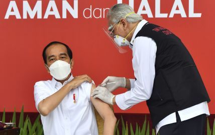 Президент Индонезии вакцинировался от коронавируса препаратом "Sinovac", который приобрела Украина