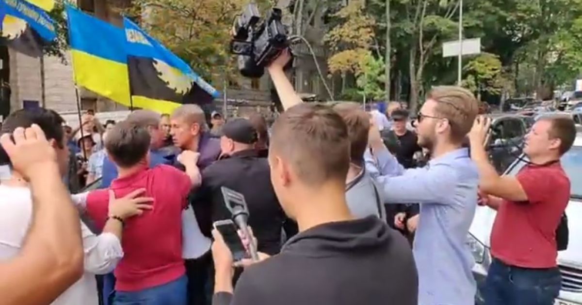 В центре Киева подрались нардеп, министр Насалик и глава профсоюза горняков