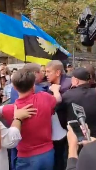 В центре Киева подрались нардеп, министр Насалик и глава профсоюза горняков